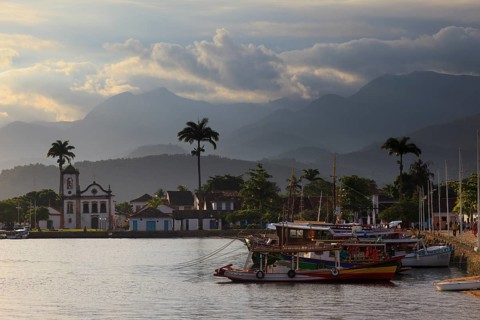 Harbour with excursion boats in the evening light