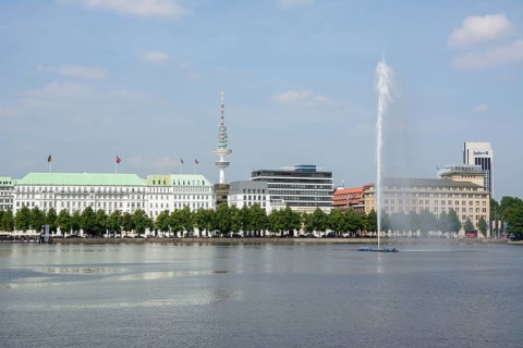 View over the Inner Alster Lake with Alster Fountain towards the street of Neuer Jungfernstieg