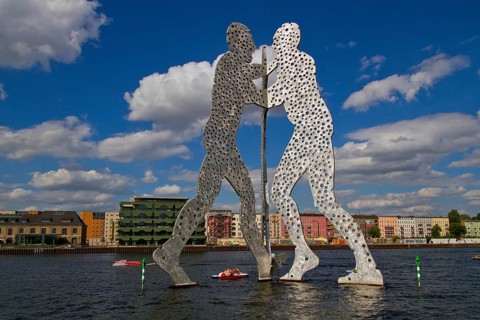Sculpture 'Molecule Man' on the Spree River