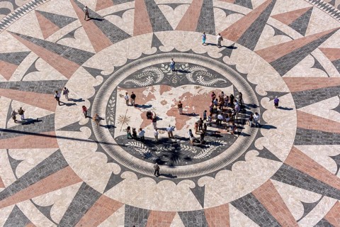 Large compass in the paving in front of the Monumento a Los Descubrimientos