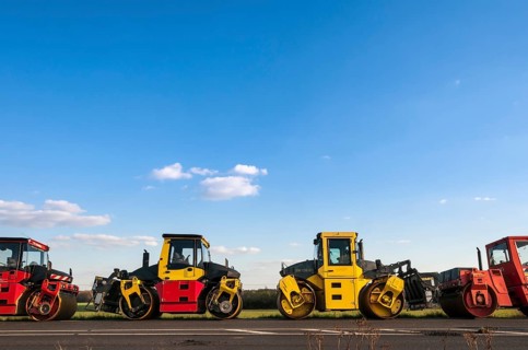 Road rollers or roller-compactors for tarmacking
