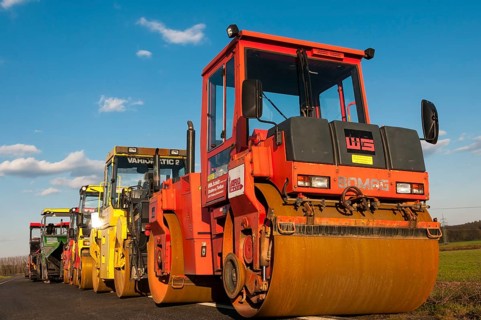 Road rollers or roller-compactors for tarmacking