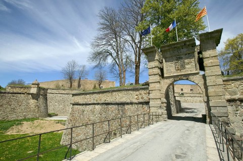 Gate