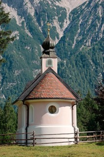 Chapel of Mary Queen in front of the Karwendel Mountains