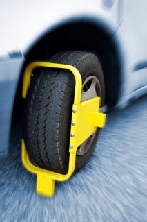 Wheel clamp on a motor vehicle