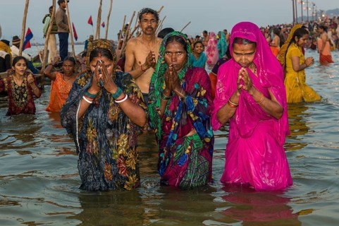 Women taking a bath in the Sangam