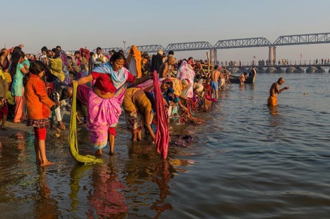 Crowds of people taking a bath in the Sangam