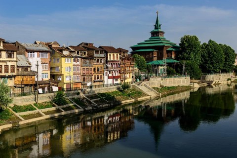 Historic houses and the Shah Hamdan Mosque or Khanqah Mosque of Shah Hamdan on Jhelum River