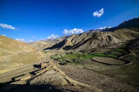 A small village with green fields in a barren landscape at an altitude of 4.000 m