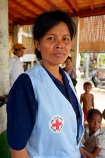 First aid and community health worker wearing a vest of the Red Cross