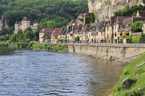 The village houses hugging the cliff in La Roque-Gageac