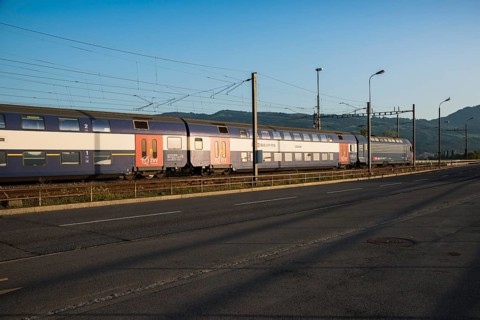 SBB train at the dam en route to Rapperswil