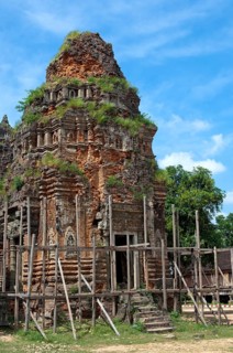 Scaffolding for restoration work on a tower made of clay bricks