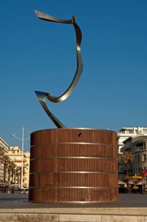 Sculpture L'Aurore by Clemente Ochoa on the Place Mediterranee square