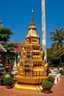 Gilded stupa at Wat Preah Prohm Rath