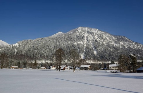 Winter morning in the village of Walchensee