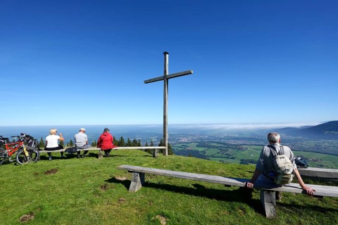 Hikers at the summit cross on Blomberg Mountain