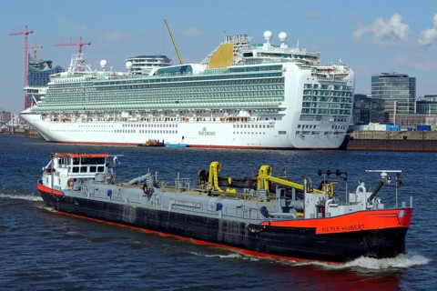 Dredger Pieter Hubert in front of the cruise ship Ventura