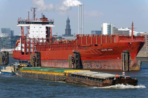 Towboat and feeder vessel on the Norderelbe River