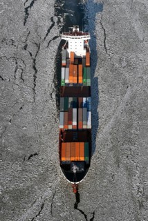 Feeder vessel Tetuan surrounded by ice