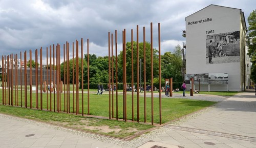 Marking of the path of the Wall through steel beams