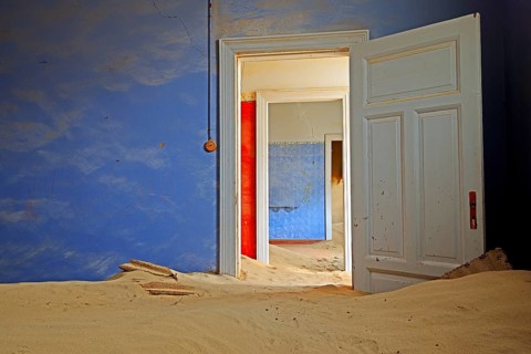 Room in a house that has been filled by desert sand