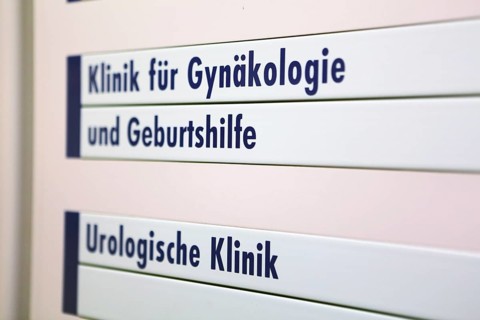 Sign 'Klinik fuer Gynaekologie und Geburtshilfe