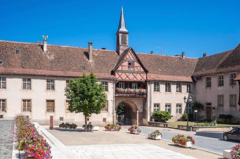 Porte du Milieu gate and the Ecole Hohenbourg school