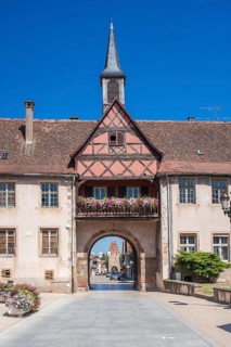 Porte du Milieu gate and the Ecole Hohenbourg school