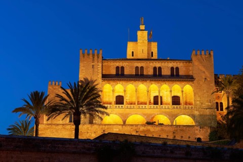 Royal Palace of La Almudaina at dusk