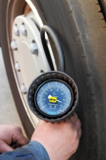 Tyre pressure measurement on a truck