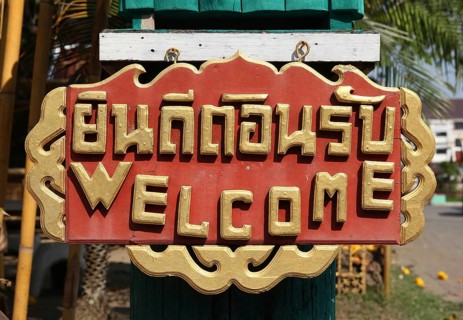 Bilingual welcome sign