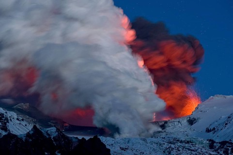 Cloud of ash from Eyjafjallajoekull volcano and a vapour cloud from lava flow in the Gigjoekull glacier tongue