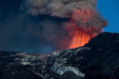 Powerful eruption of Eyjafjallajoekull volcano