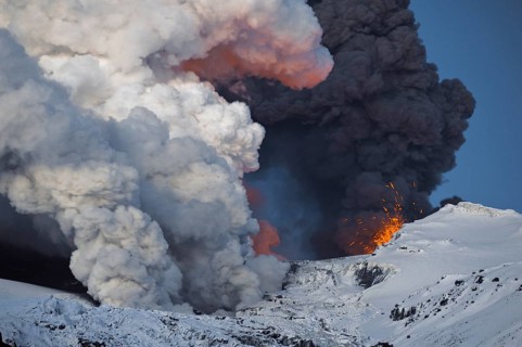 Cloud of ash from Eyjafjallajoekull volcano and a vapour cloud from lava flow in the Gigjoekull glacier tongue