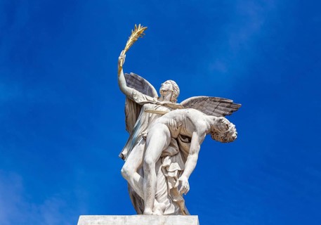 Statue on Schlossbruecke bridge