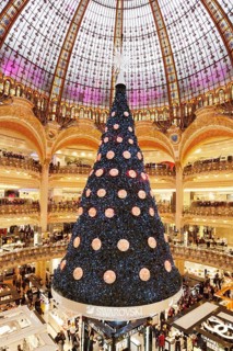 Christmas tree in the Great Hall of Galeries Lafayette department store