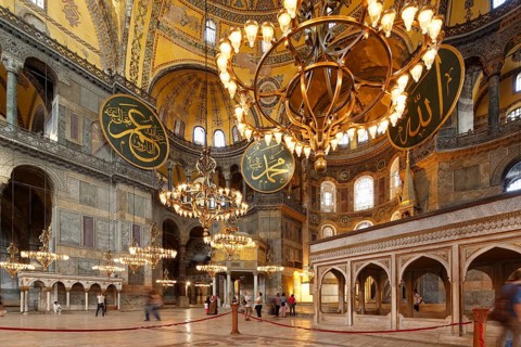 Nave with the prayer leader tribune