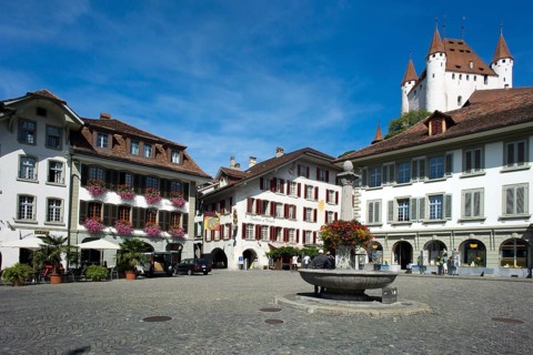 Marketplace in front of the Thun Castle