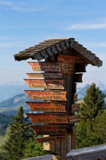 Directional signs for mountains and lakes in the area surrounding Zwoelferhorn Mountain