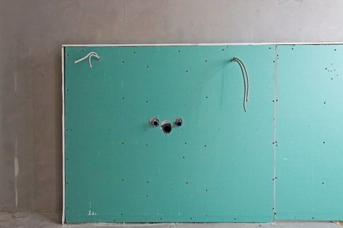 Wall with a cover for the installation of a sink