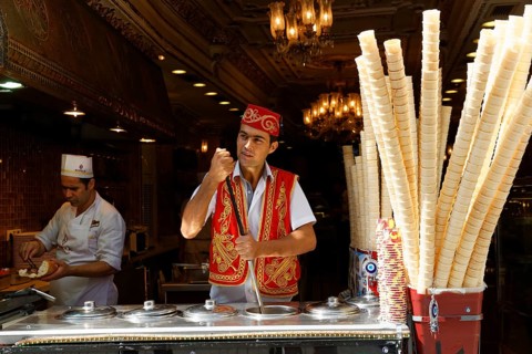 Ice cream salesman in Istiklal Caddesi
