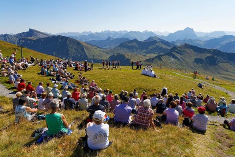 Mountain mass during a meeting of alphorn players