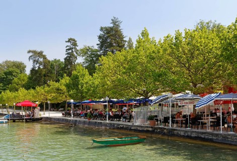 Restaurant on the bathing promenade of Lake Woerthersee
