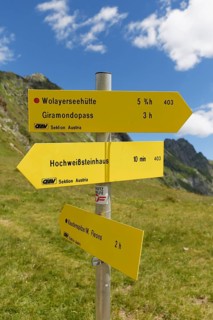 Signpost on Oefner Joch or Giogo Veranis pass