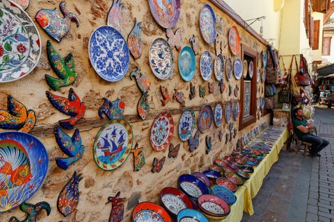 Ceramic plates as souvenirs