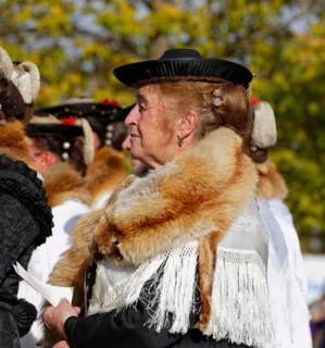 Woman wearing a fox stole during the Leonhardiritt procession