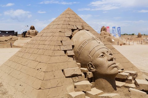 Nefertiti sand sculpture by Karlis Ile