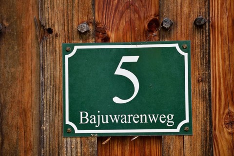 Sign with the house number 5