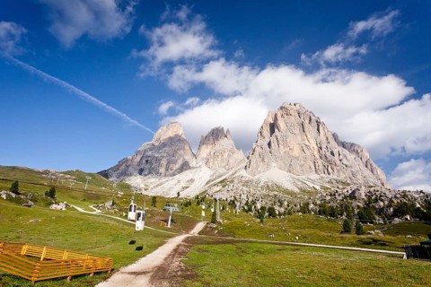 Cable cars to Demetz Hut on the Langkofel Notch